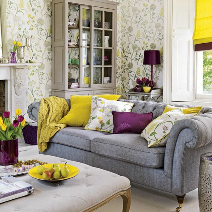 deco jaune gris, salon traditionnel en gris clair, blanc et jaune, papier peint floral 