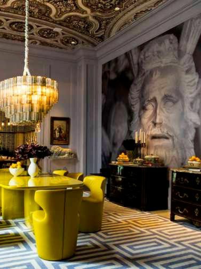 deco jaune gris, salon éclectique avec grand plafonnier, commodes vintage, plafond victorien 