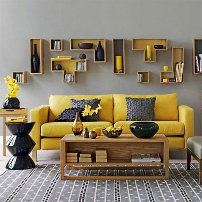 deco jaune gris, table en bois avec rangement, canapé à deux places, étagères murales