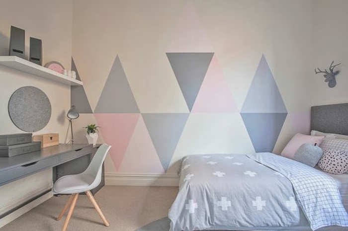 decoration chambre fille, lit couleur grise, linge de lit rose, gris et blanc, bureau gris, chaise scandinave