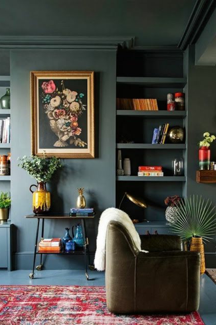 deco salon bleu canard, étagère intégrée avec livres et objets déco