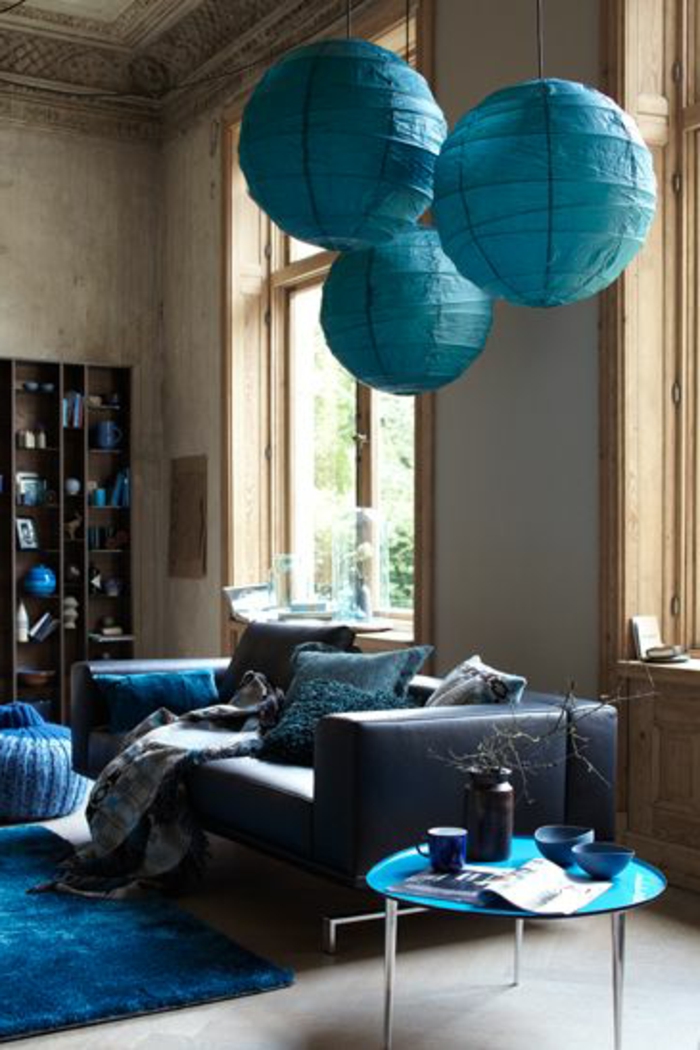 deco salon bleu canard, lanternes chinoises, sofa moderne, étagère colonne