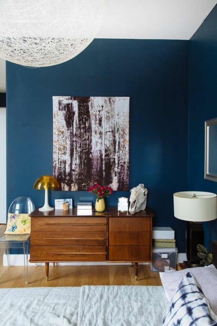 deco salon bleu canard, commode vintage en bois, lampe se sol et petite chaise acrylique 