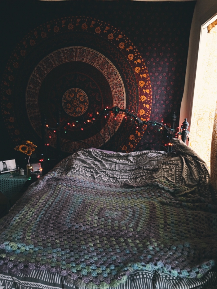 deco hippie, bouquet de fleurs, tête de lit en fer forgé, tapis indien