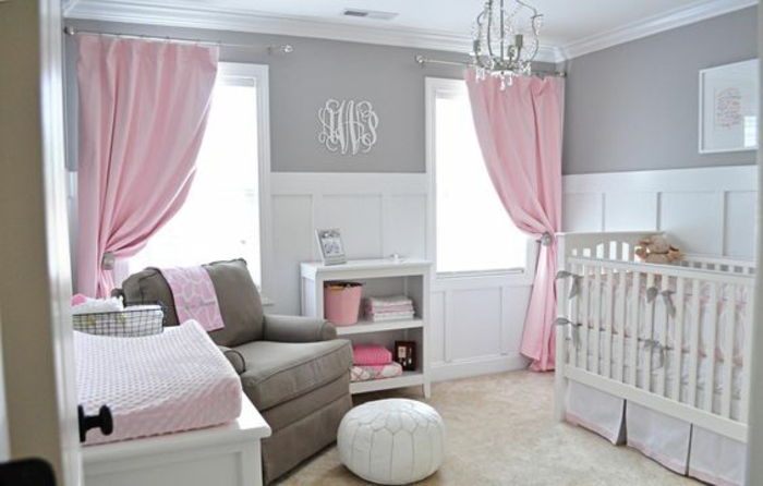 rideaux et détails rose, couleur peinture mur blanc et gris, lit bébé blanc, fauteuil gris, moquet gris clair, decoration chambre fille bébé