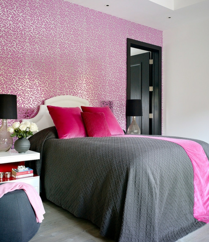deco chambre fille, papier peint à motifs eose, coussins et parure de lit rose framboise et gris, parquet en bois, style glamour