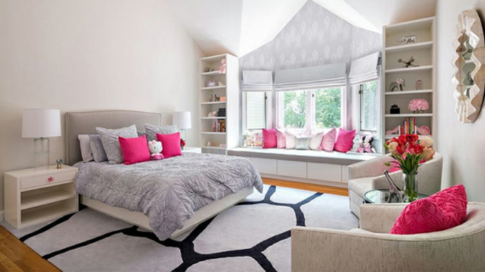 couleur mur blanc, tapis en gris et noir, lit gris, linge de lit gris et blanc, coussins rose, étagère, miroir, idée decoration chambre fille