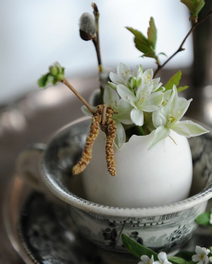 decoration table coquille oeuf, remplie de fleurs et de branchies, decoration table, tasse à thé vintage