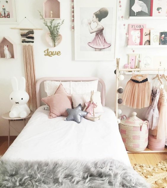 decoration chambre fille, lit en métal rose, couvertire de lit grise, coussin rose, détails, accessoires rose, chambre enfant style scandinave