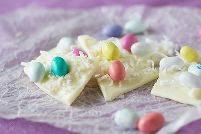 des barres de chocolat blanc, décorés de coco et oeuds sucrés, comment réaliser une recette de paques facile