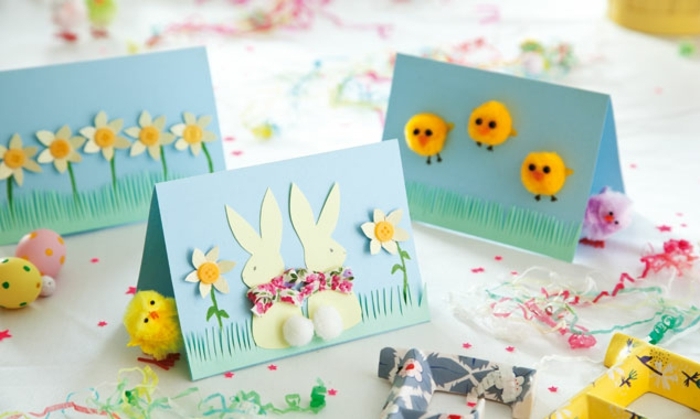 carte de paques, carte double bleue, lapin de paques en papier, boutons jaunes, poussins de paques, pompons jaunes, motifs fleurs