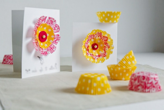 carte joyeuse paques, cartes blanches, fleurs en moules à muffins jaunes et rouges à motifs blancs, idée bricolage de paques
