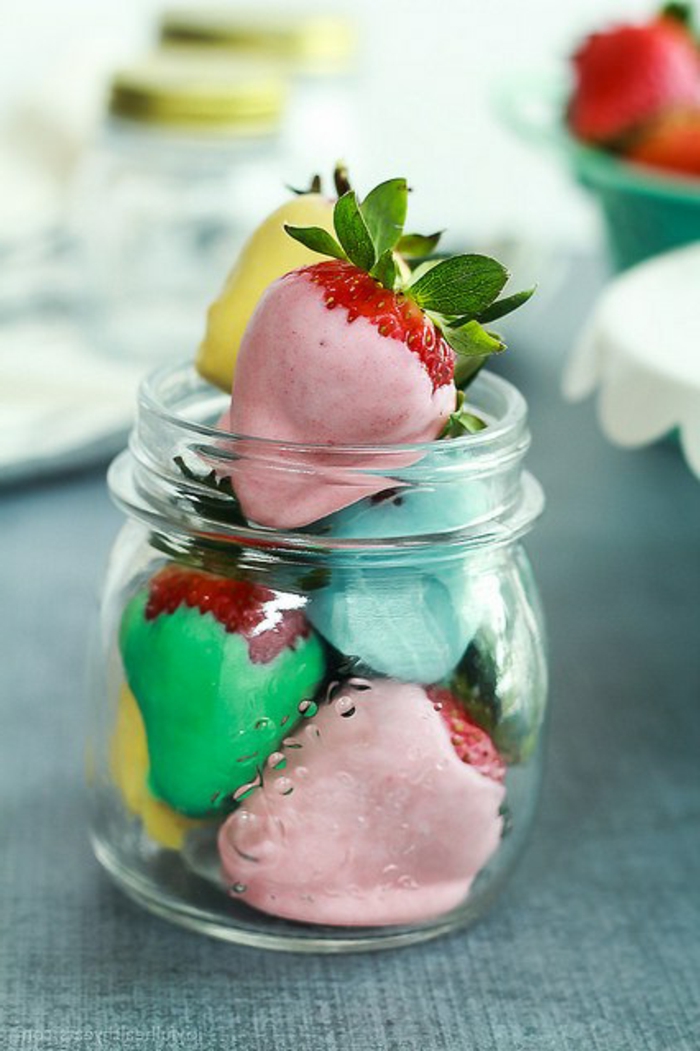 idée de dessert de paques facile à faire avec des fraises glacés au chocolat dans un pot en verre, recette avec des fruits de saison