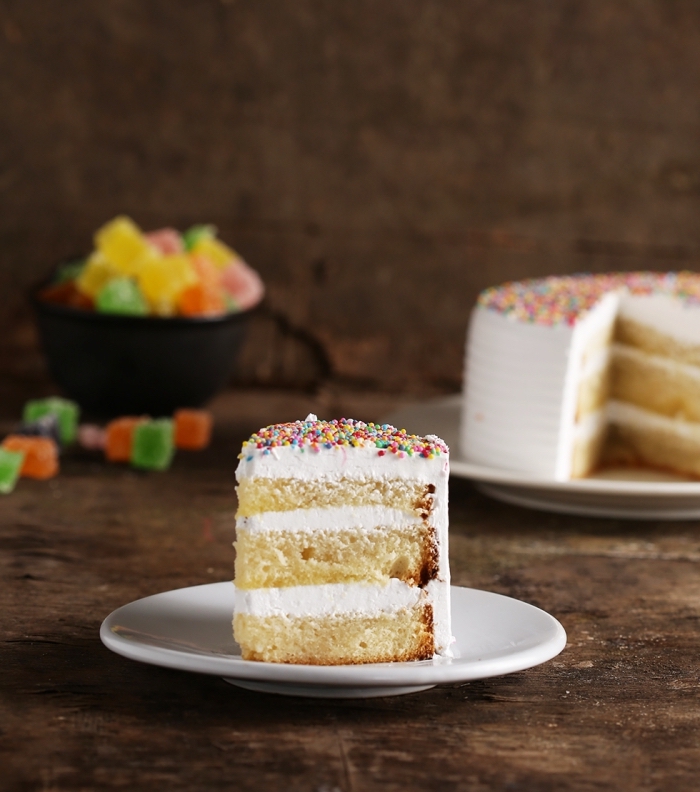 gâteau sans oeufs, idée recette sucrée sans oeufs facile et rapide, modèle de layers cake à la vanille et crème blanche