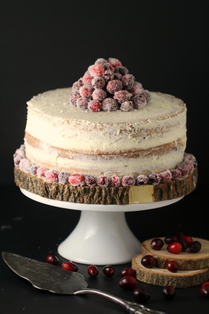 magnifique idée pour un gâteau d'anniversaire sans oeufs, comment décorer un gâteau avec fruits sucrés et glaçage