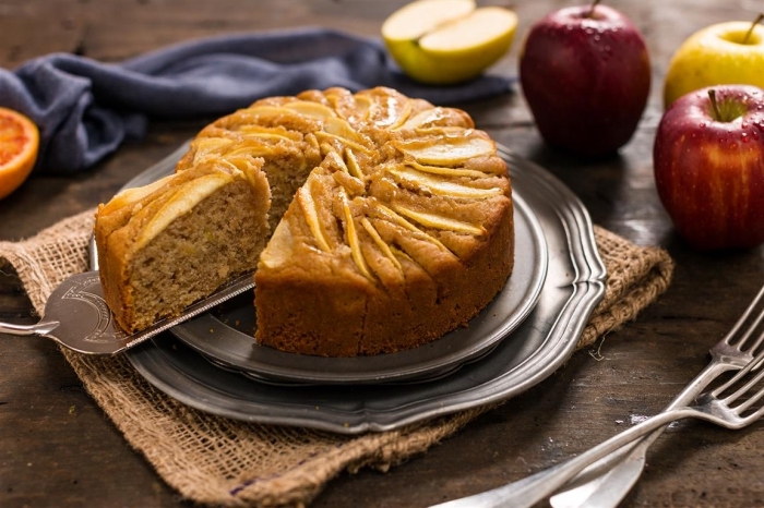 exemple de recette sans oeuf sucrée, préparer un gâteau avec compote ou purée de pommes pour remplacer les oeufs
