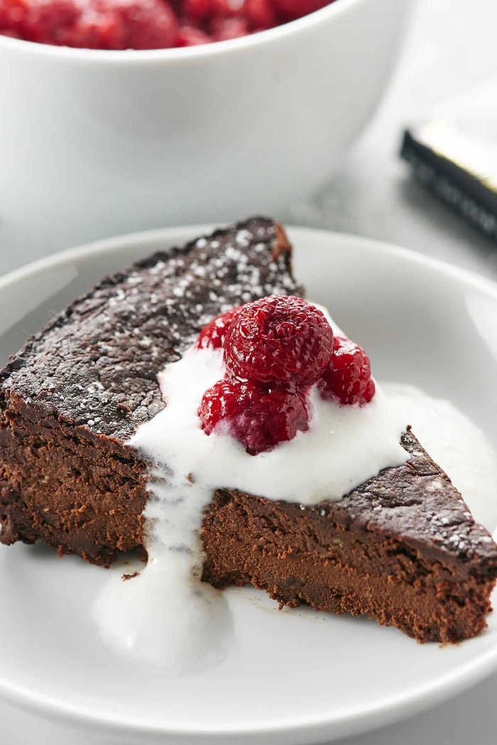 recette gateau sans oeuf, morceau de gâteau facile au chocolat décoré avec framboise, gateau au chocolat sans oeuf