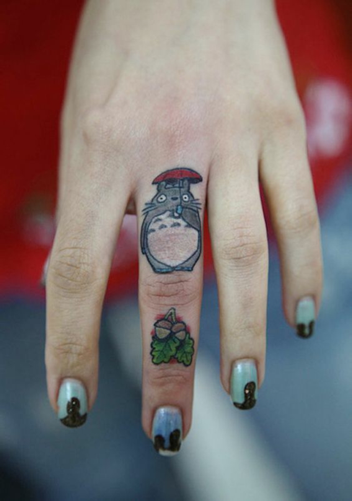 tatouage sur le doigt de style kpop, tatouage insolite
