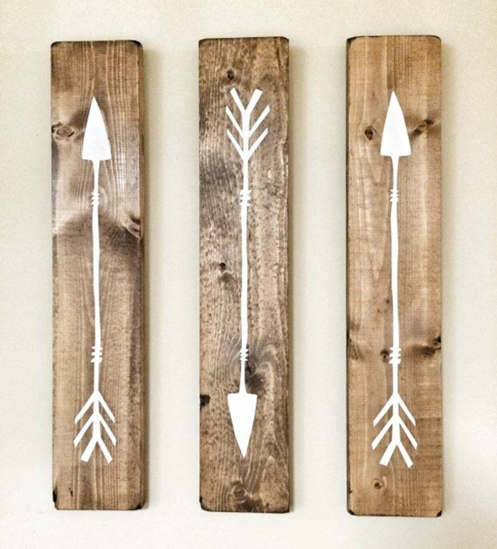 des planches de bois rectangulaires customisées, flèches à la peinture blanche, diy facile, idee creation deco