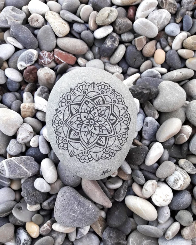 dessin mandala sur pierre cailloux plage mer details lignes