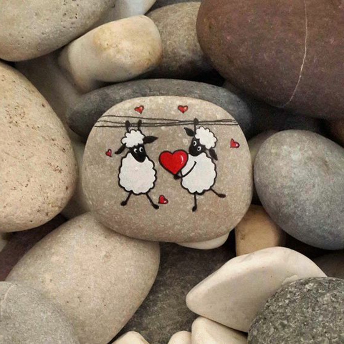 peinture sur galet, dessin sur pierre naturelle, deux moutons amoureux 