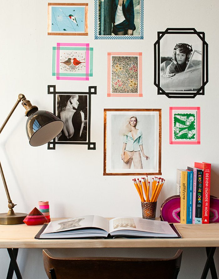 photographies et dessins avec encadrement de washi tape, pele mele, déco murale, au dessus du bureau en bois, chaise en bois, lampe vintage