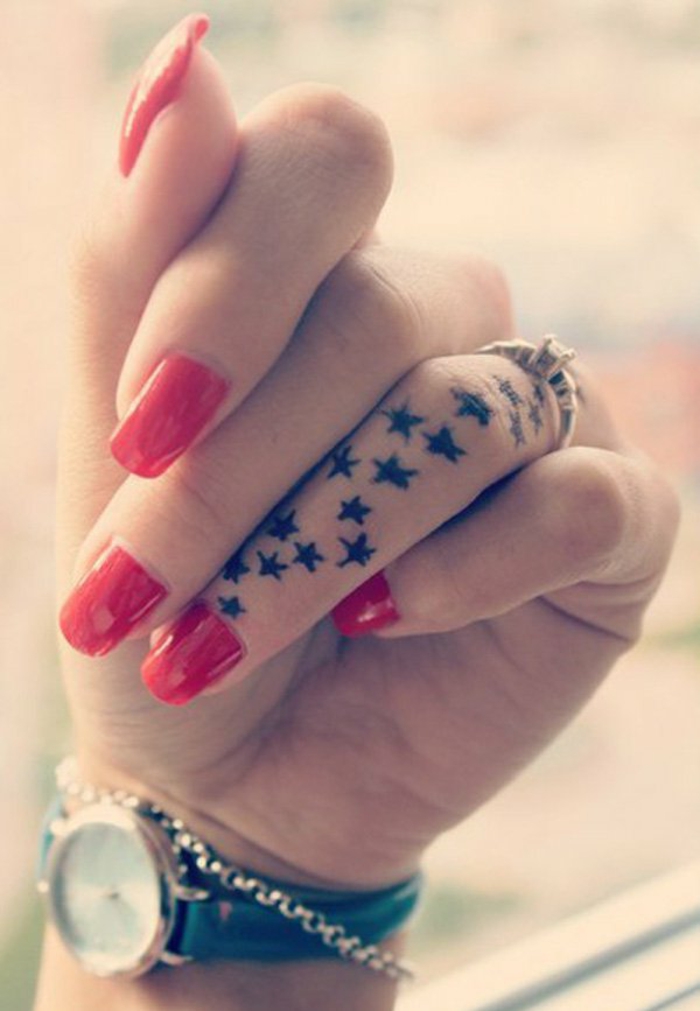 un tatouage sur le doigt qui fait rêver, idée de tatouage pour femme avec petites étoiles