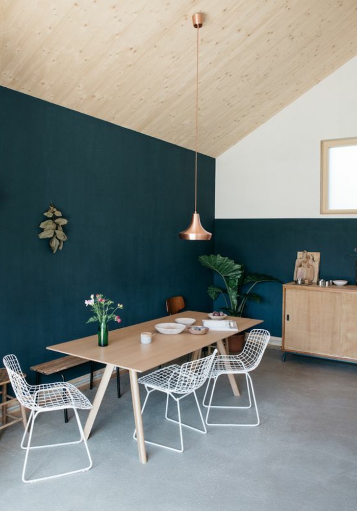déco chambre bleu canard, cuisine scandinave le plafond en bois, lampe suspendue cuivrée, commode en bois clair 