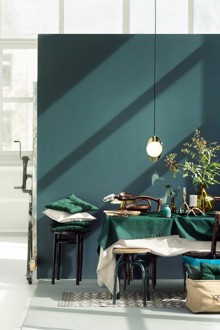 déco chambre bleu canard, mur couleur canard, lampe suspendue et table à manger avec des chaises vintage 