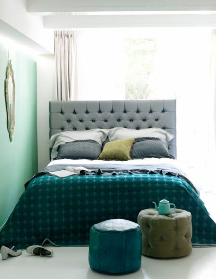 déco chambre bleu canard, couette de lit bleue, tête de lit capitonnée, petits tabourets capitonnés 