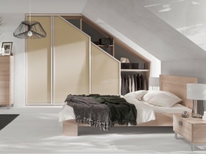 déco chambre sous pente élégante, lit, meubles en bois, armoire sous pente à différents niveaux, penderie, rangements