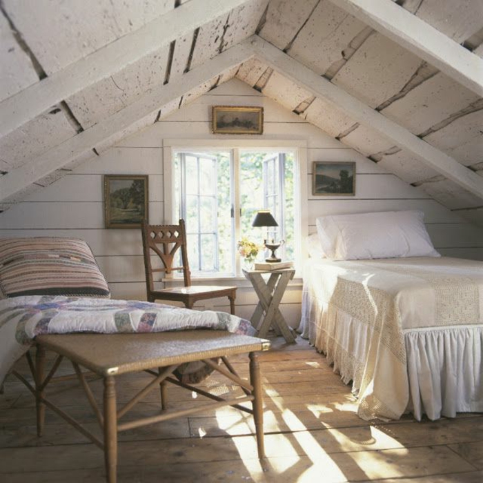amenagement combles, parquet en bois brut, planches, lit blanc et linge de lit blanc, lambris blanc, meubles en bois, toiture en bois blanche