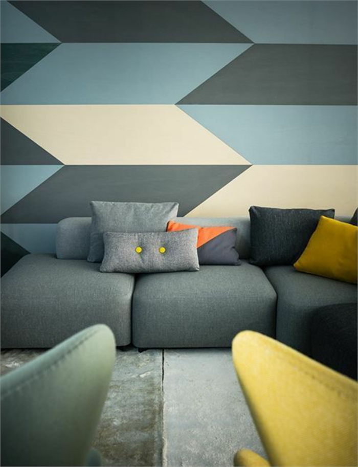 déco jaune, salon gris et bleu avec papier peint géométrique