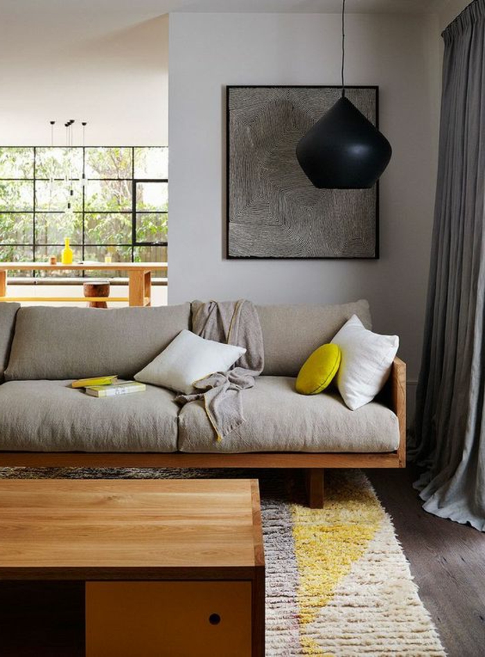 déco jaune, sofa gris bois et tissu, suspension tom dixon, peinture murale grise