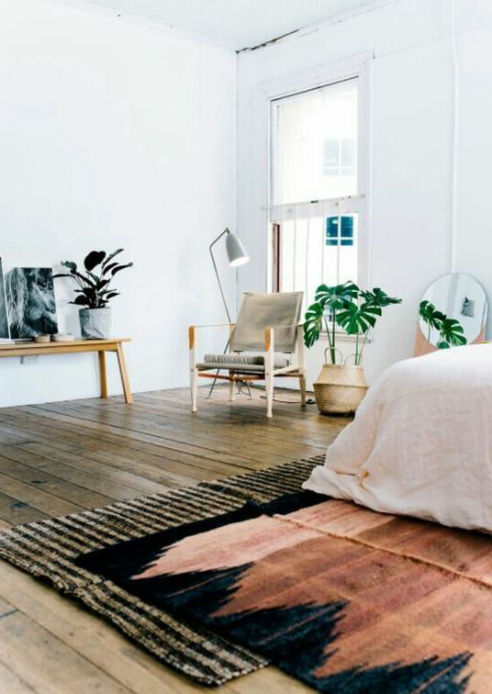 déco minimaliste, chambre à coucher blanche, petite banquette en bois, tapis originaux 