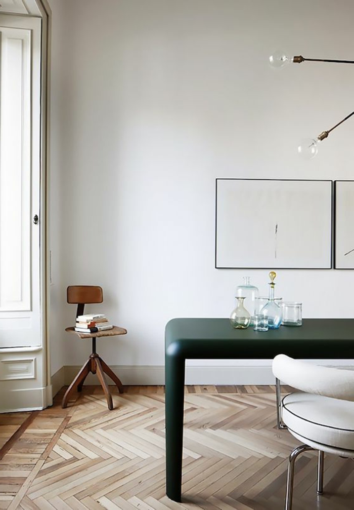 déco minimaliste, office à la maison, bureau noir, chaise blanche 