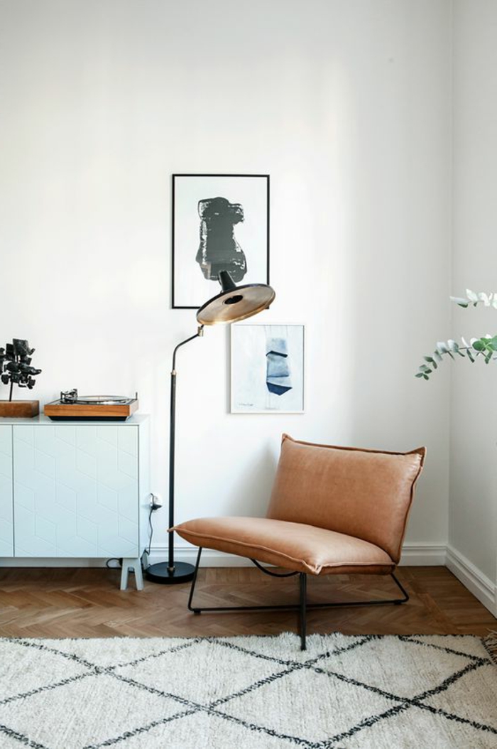 déco minimaliste, chaise en cuir, lampe de sol noire, buffet peint bleu 