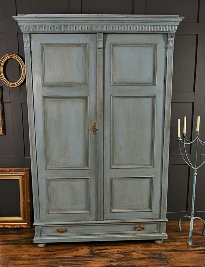 patiner un meuble, armoire repeint en gris, mur couleur gris anthracite, parquet en bois, idée comment aménager une chambre vintage
