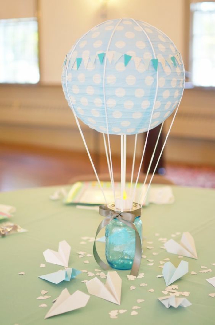 une montgolfière qui sert de centre table, idée diy à réaliser pour une décoration baby shower