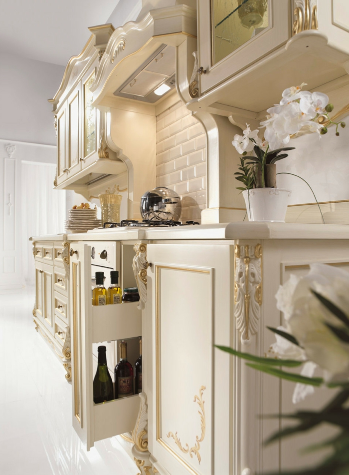 décoration baroque, cuisine blanche, mobilier baroque en déco dorée, orchidée blanche