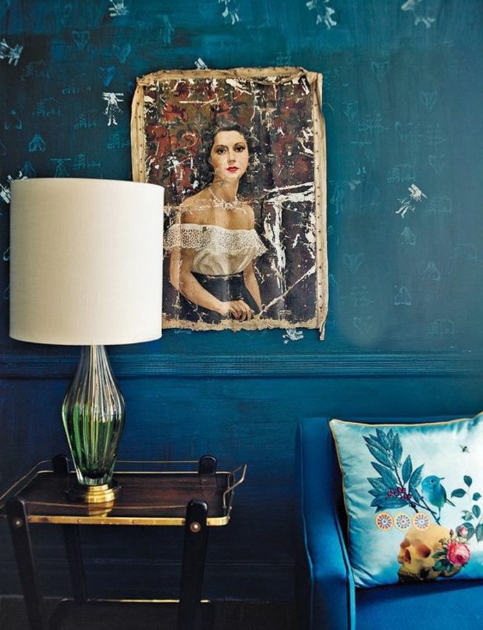 déco chambre bleu canard, portrait de jolie femme, lampe abat-jour, coussin décoratif 