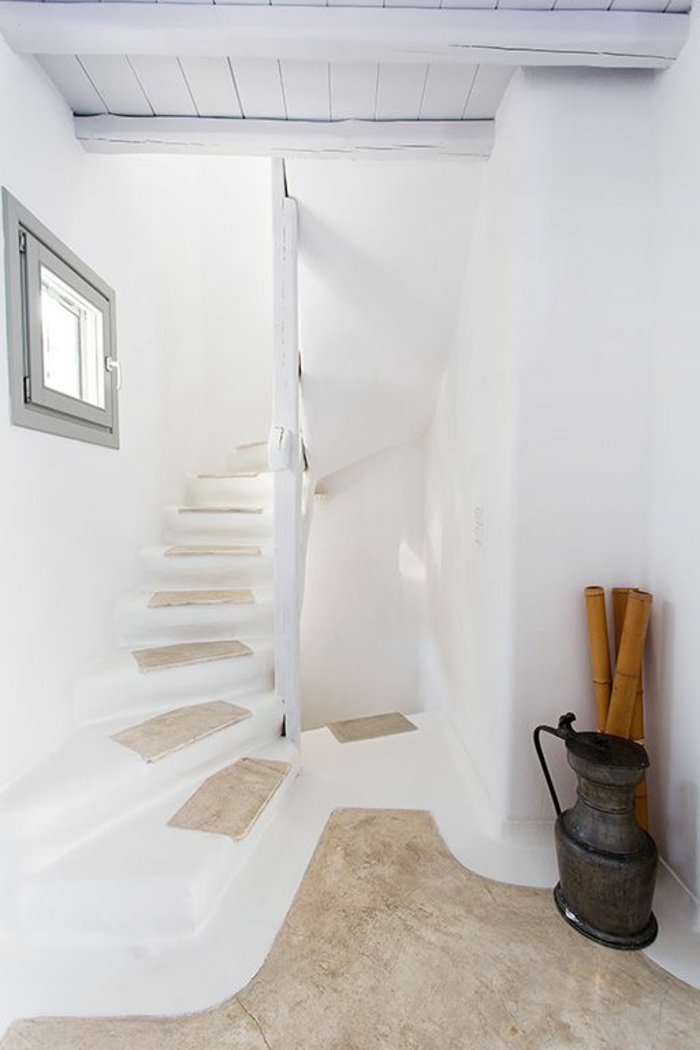 meuble en pierre grec, plafond en bois, escalier, petite fenêtre grise