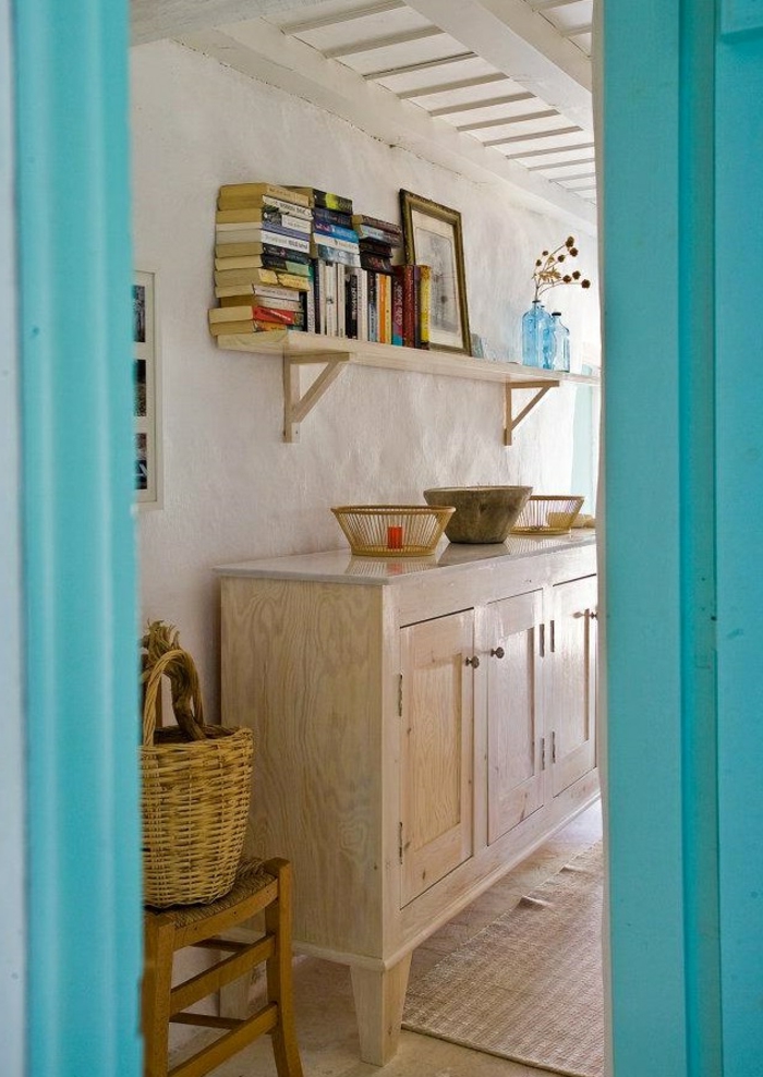 bleu grec turquoise sur les portes, étagère murale à livres, panier en paille