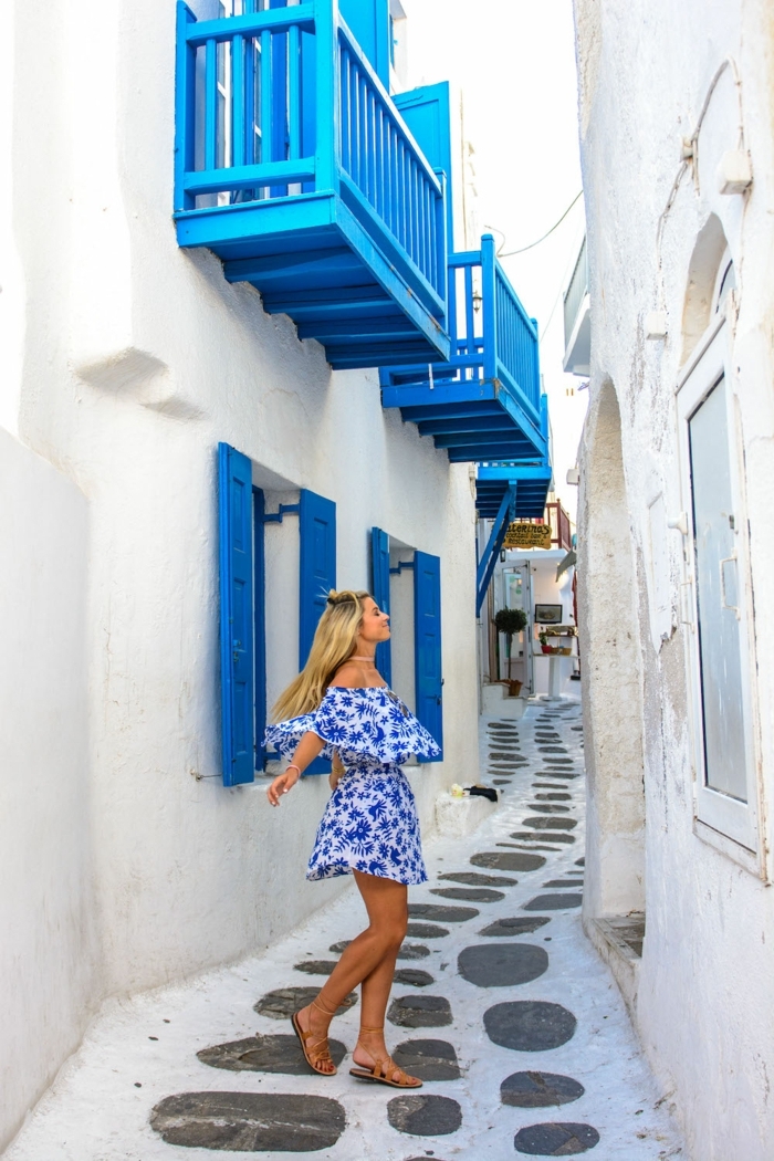 bleu grec sur les volets extérieurs, façades blanchis à la chaux, fille à robe bleu et blanc
