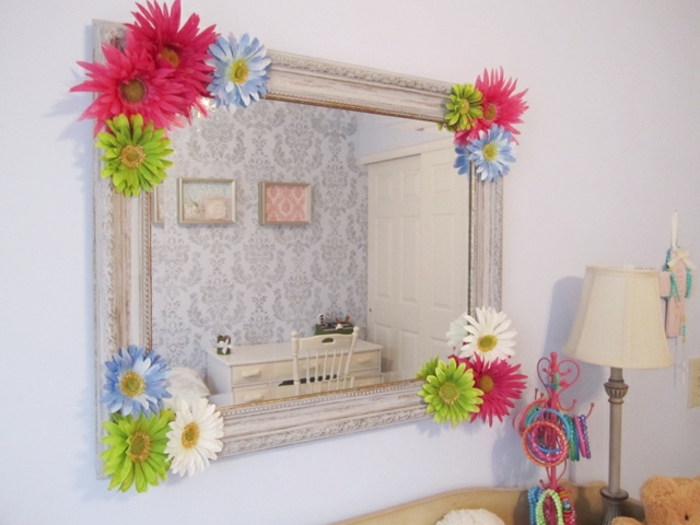 comment décorer sa chambre, un miroir customisé rectangulaire, fleurs décoratives, rouges, blanches, vertes et bleues, idée astuce deco fait maison