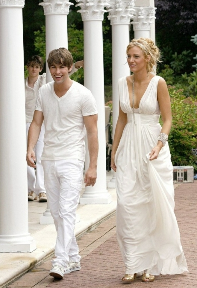 tenue grecque, robe de mariée en écru, cheveux blonds, bracelet en perles