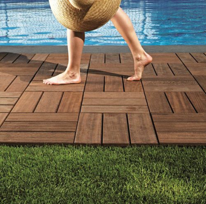 entourage piscine en bois composite, quel matériaux pour la piscine de plage 