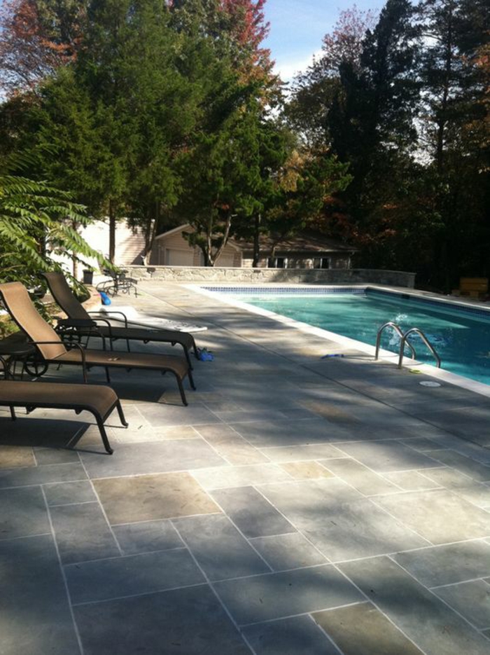 terrasse de piscine en béton, quel revêtement de sol pour un entourage piscine raffiné et résistant