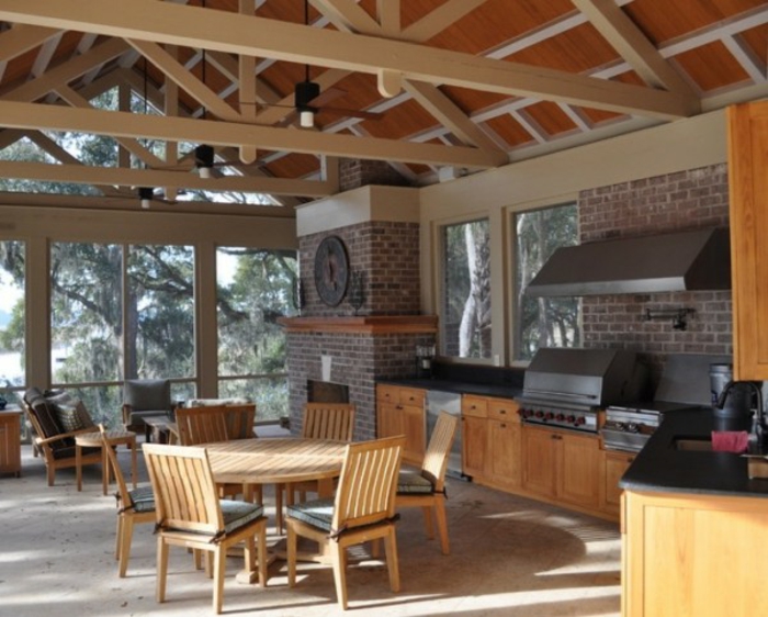 une cuisine d'été extérieure en bois aux éléments gris anthracite