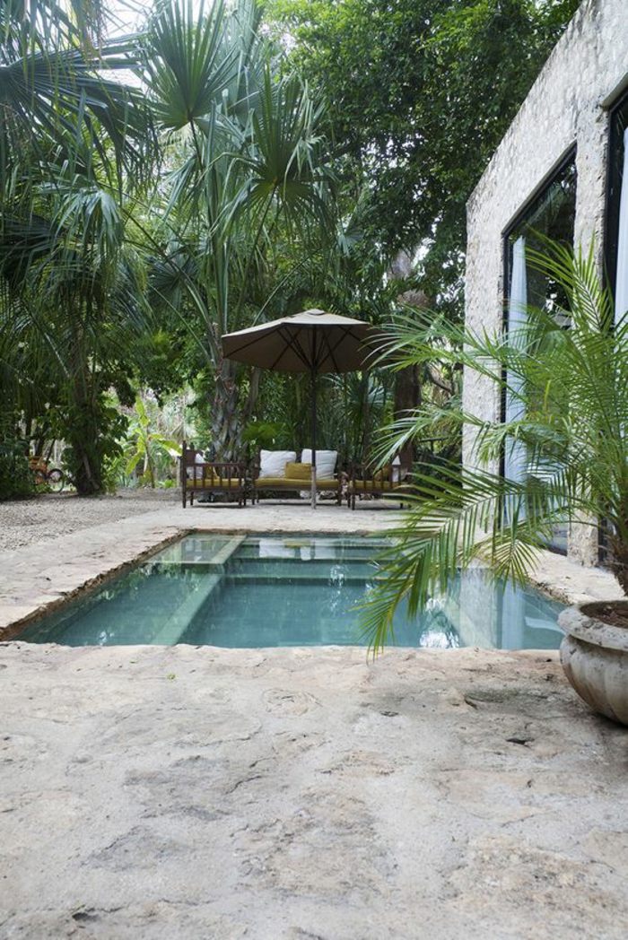 décor tropical et ambiance apaisante, aménager une petite piscine au design naturel, contour piscine en pierre naturelle